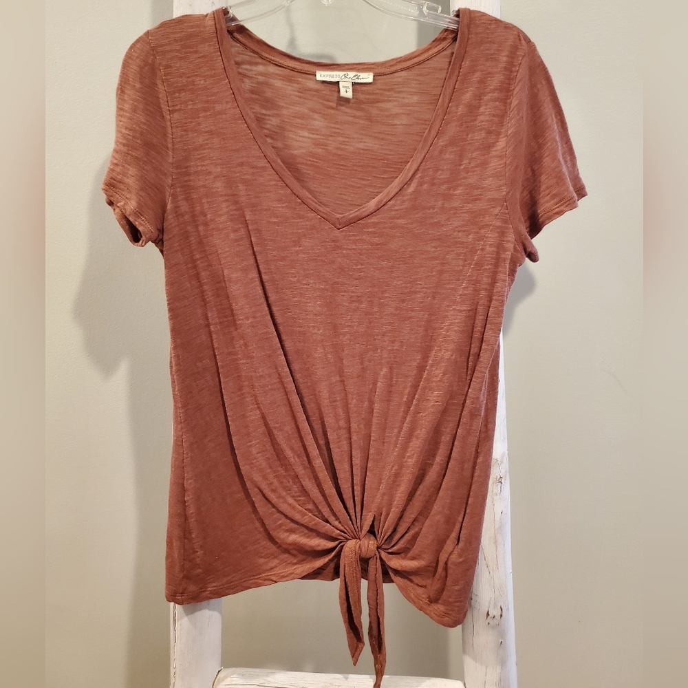 Express One Eleven womens short-sleeve V-neck knotted front in a red-Brown Small